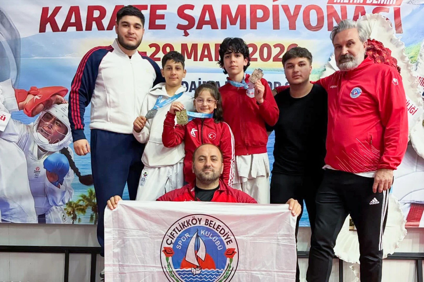 ÇİFTLİKKÖY KARATECİLERİ ŞAMPİYONLUKLARA DOYMUYOR