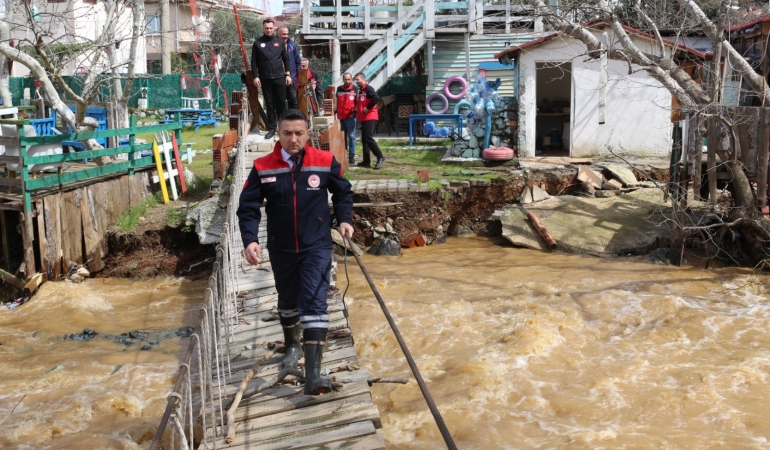 MÜDÜR İLMEÇ YAĞIŞ SONRASI TAŞKIN ALANLARINI İNCELEDİ