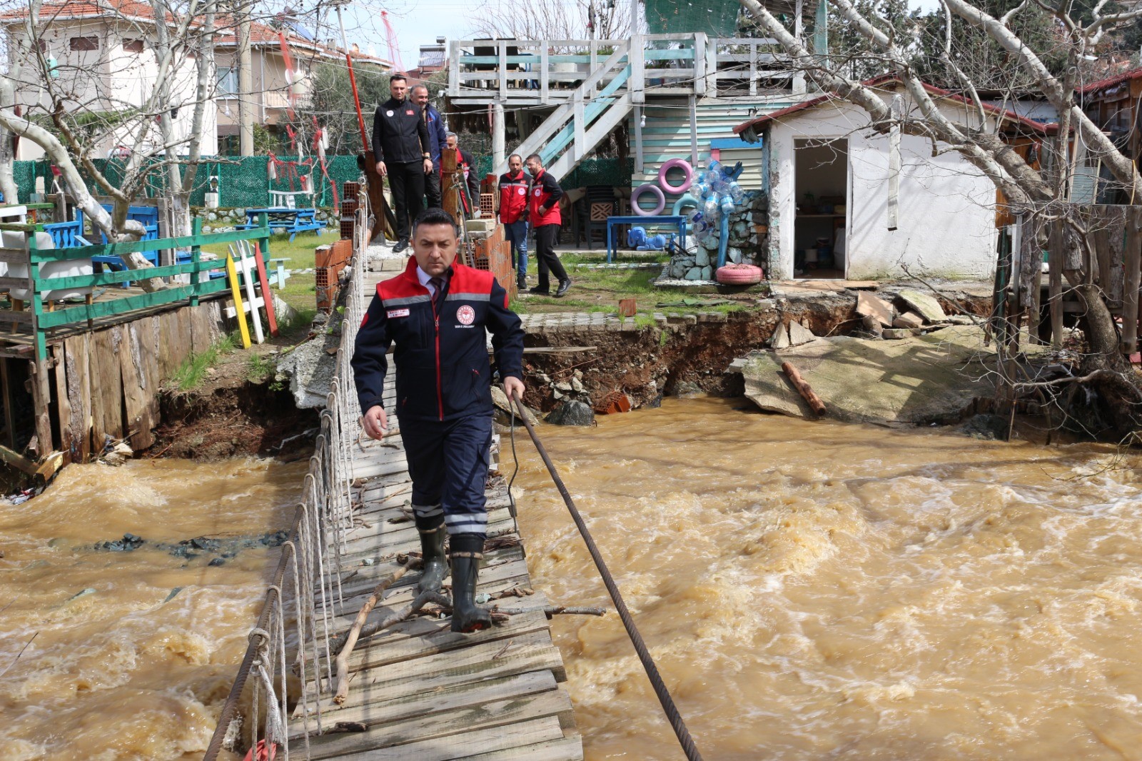 MÜDÜR İLMEÇ YAĞIŞ SONRASI TAŞKIN ALANLARINI İNCELEDİ