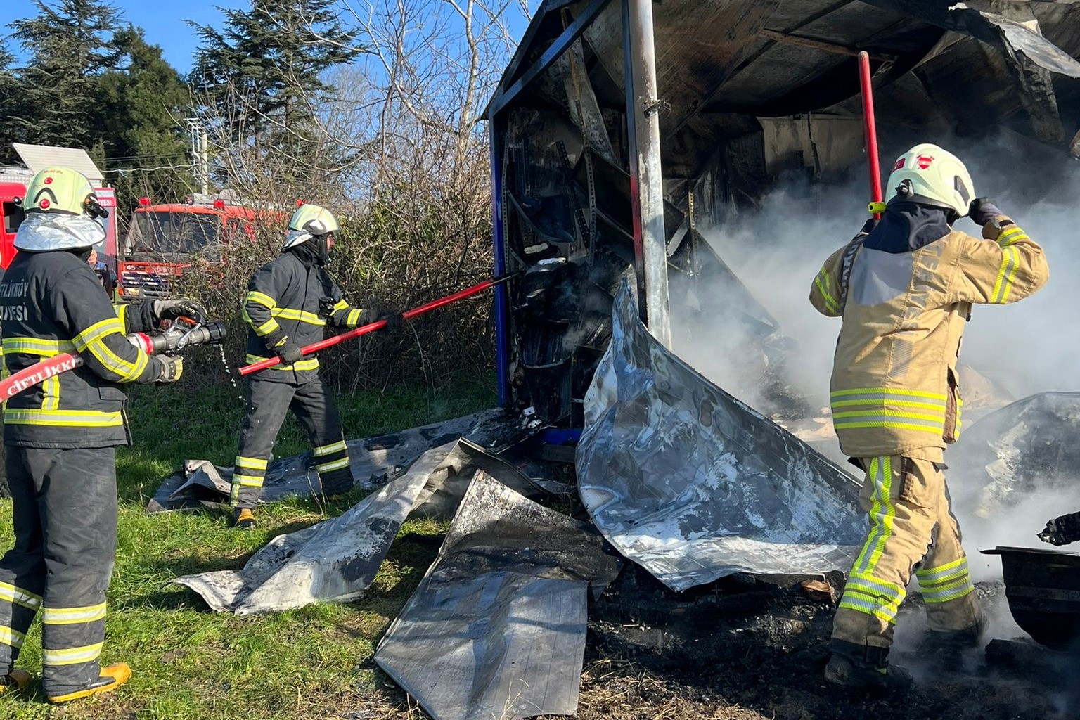 ÇİFTLİKKÖY İTFAİYESİ’NDEN KONTEYNER-KÜTÜPHANE YANGININA HIZLI MÜDAHALE