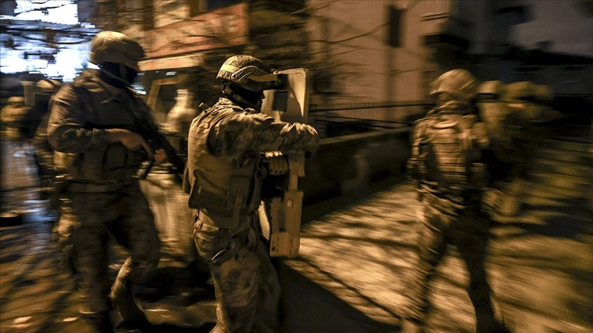 Yalova Merkezli Narkotik Operasyonu: 4 Tutuklama, Uyuşturucu ve Silah Ele Geçirildi 4 Yalova Merkezli Narkotik Operasyonu: 4 Tutuklama, Uyuşturucu ve Silah Ele Geçirildi