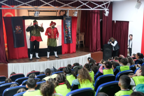 ÇİFTLİKKÖY'DE MİNİKLER DEV GÖLGE HACİVAT KARAGÖZ'LE GÜLDÜ