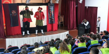 ÇİFTLİKKÖY'DE MİNİKLER DEV GÖLGE HACİVAT KARAGÖZ'LE GÜLDÜ