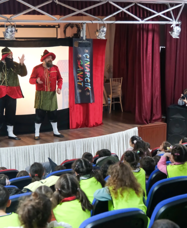 ÇİFTLİKKÖY'DE MİNİKLER DEV GÖLGE HACİVAT KARAGÖZ'LE GÜLDÜ