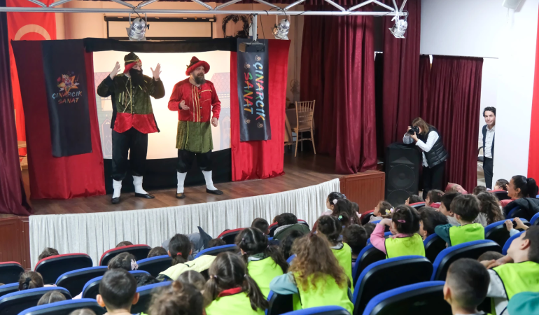 ÇİFTLİKKÖY'DE MİNİKLER DEV GÖLGE HACİVAT KARAGÖZ'LE GÜLDÜ