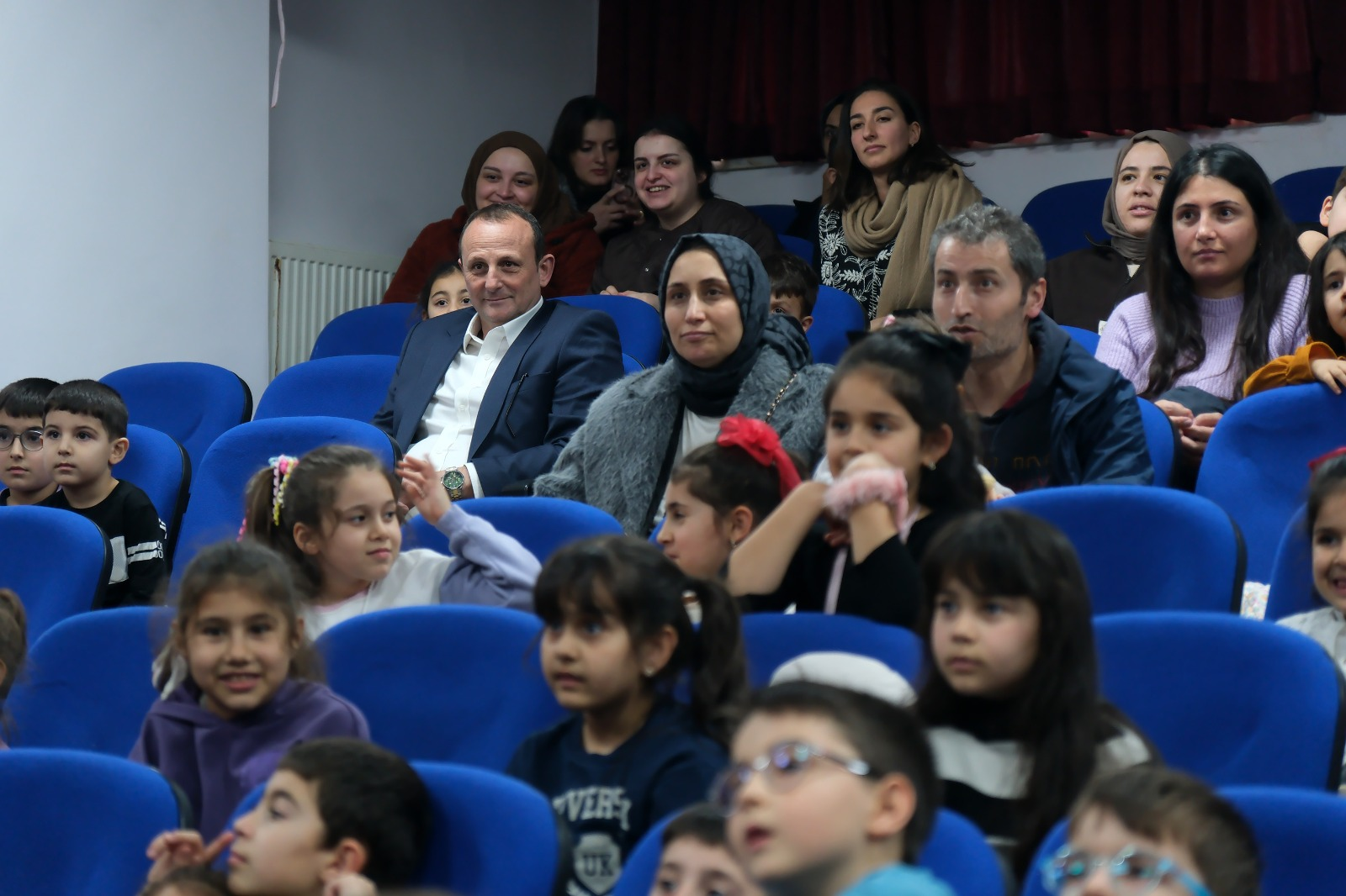 ÇİFTLİKKÖY'DE MİNİKLER DEV GÖLGE HACİVAT KARAGÖZ'LE GÜLDÜ