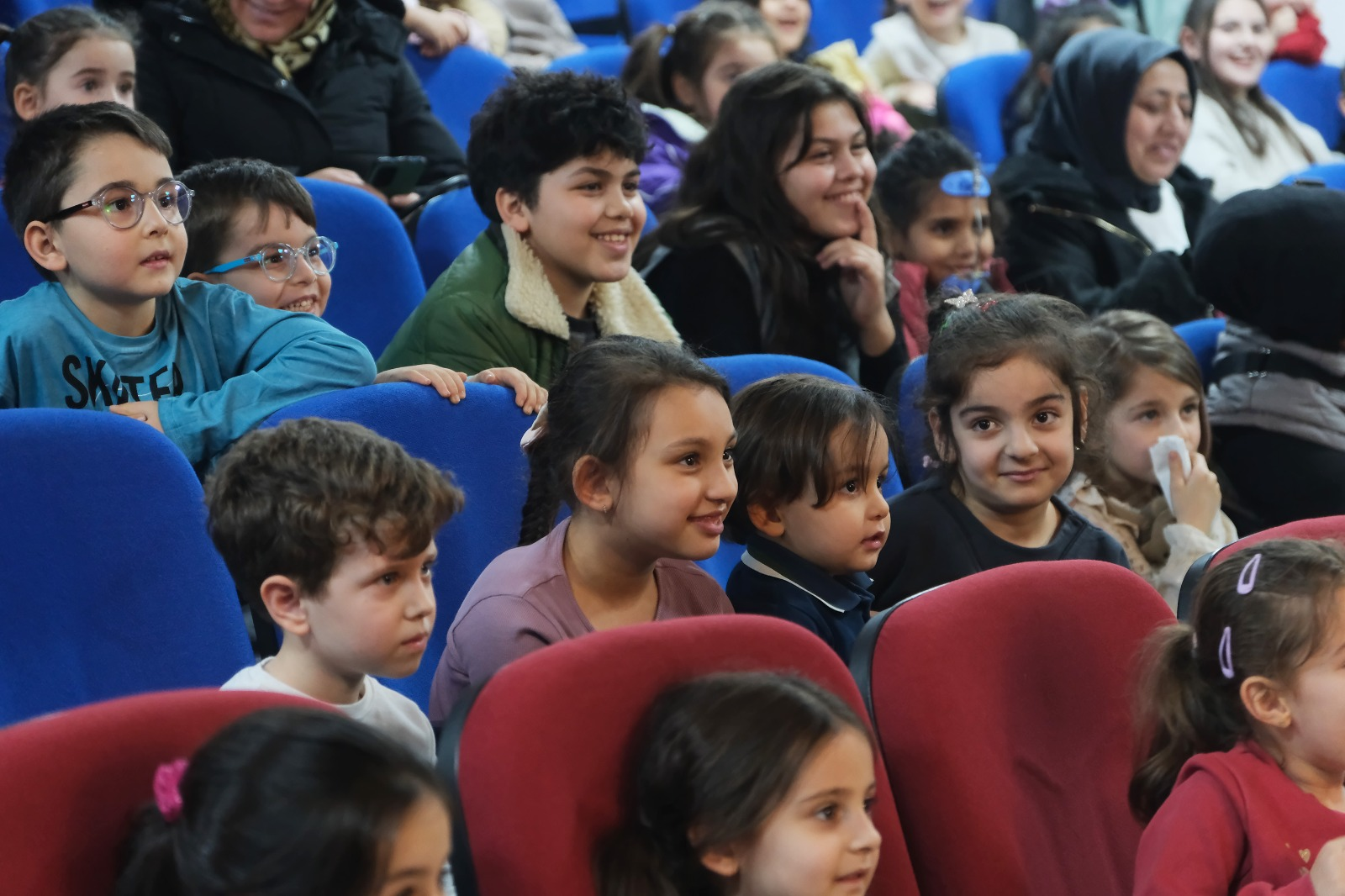 ÇİFTLİKKÖY'DE MİNİKLER DEV GÖLGE HACİVAT KARAGÖZ'LE GÜLDÜ