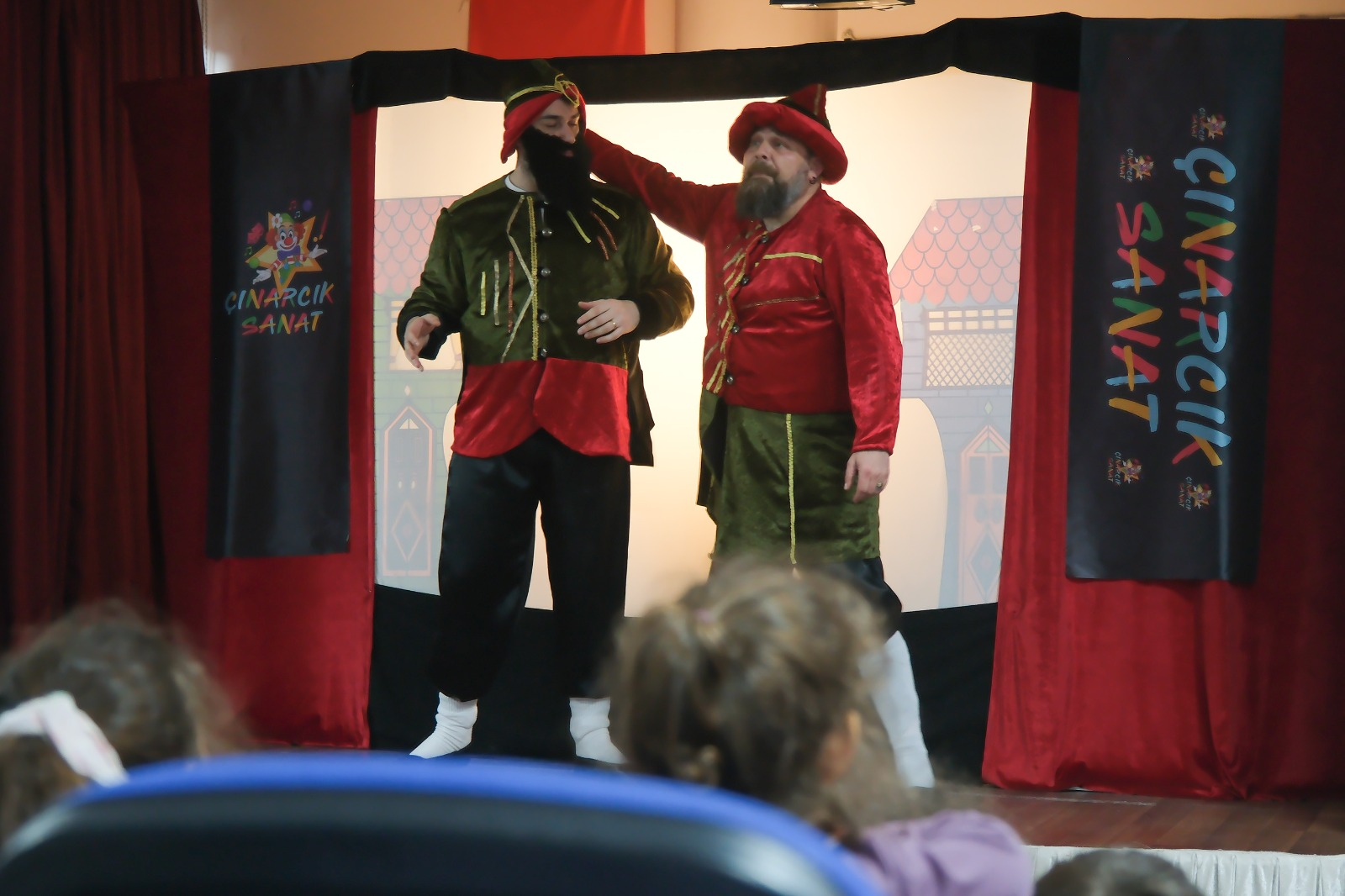 ÇİFTLİKKÖY'DE MİNİKLER DEV GÖLGE HACİVAT KARAGÖZ'LE GÜLDÜ