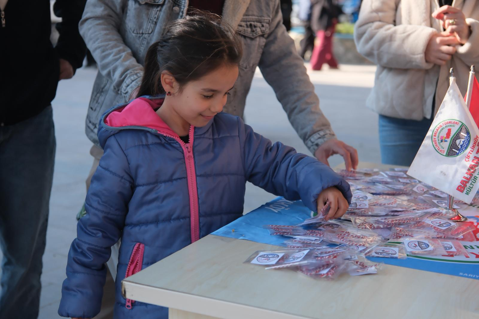 BAŞKAN YELE'DEN ÇİFTLİKKÖYLÜLERE MARTENİÇKA HEDİYESİ