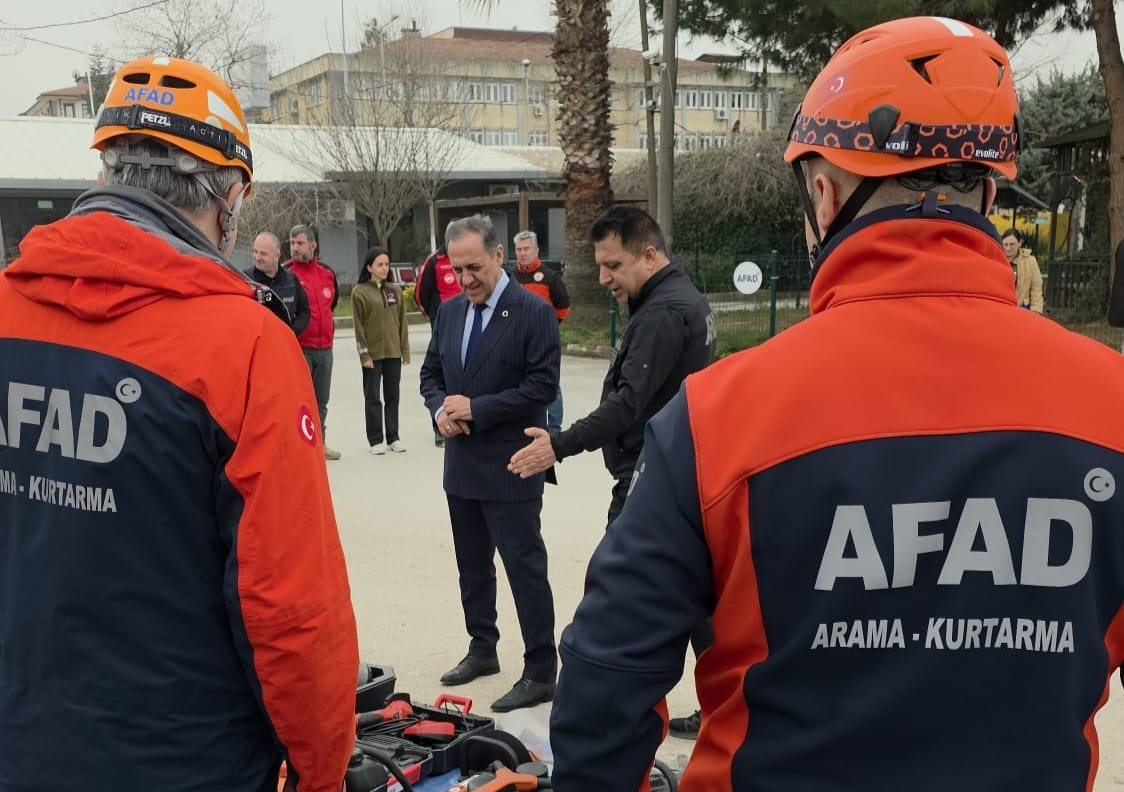 Yalova Valisi Dr. Ahmet Hamdi Usta’dan Kurumumuza Ziyaret: Arama Kurtarma ve KBRN Ekipmanları Tanıtıldı 6 Yalova Valisi Dr. Ahmet Hamdi Usta’dan Kurumumuza Ziyaret: Arama Kurtarma ve KBRN Ekipmanları Tanıtıldı
