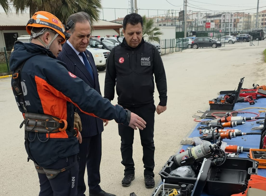 Yalova Valisi Dr. Ahmet Hamdi Usta’dan Kurumumuza Ziyaret: Arama Kurtarma ve KBRN Ekipmanları Tanıtıldı 7 Yalova Valisi Dr. Ahmet Hamdi Usta’dan Kurumumuza Ziyaret: Arama Kurtarma ve KBRN Ekipmanları Tanıtıldı