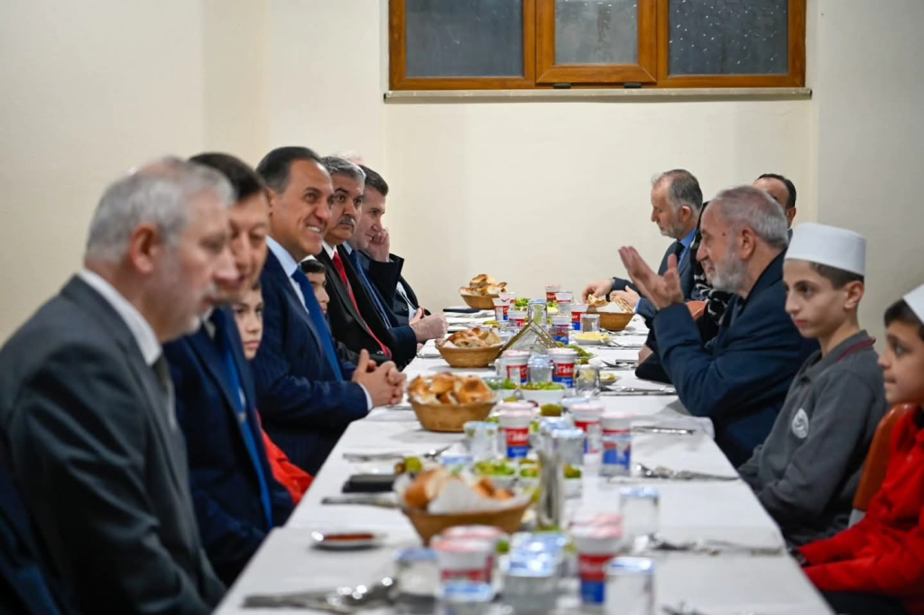 Adalı Hafız Ahmet Hızal Erkek Yatılı Kur’an Kursu’nda Anlamlı İftar Buluşması