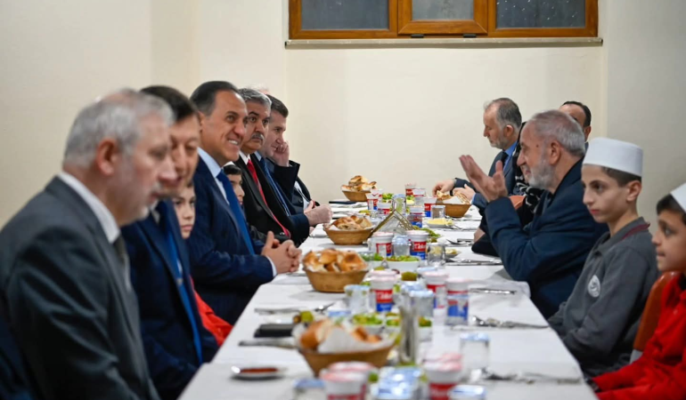 Adalı Hafız Ahmet Hızal Erkek Yatılı Kur’an Kursu’nda Anlamlı İftar Buluşması