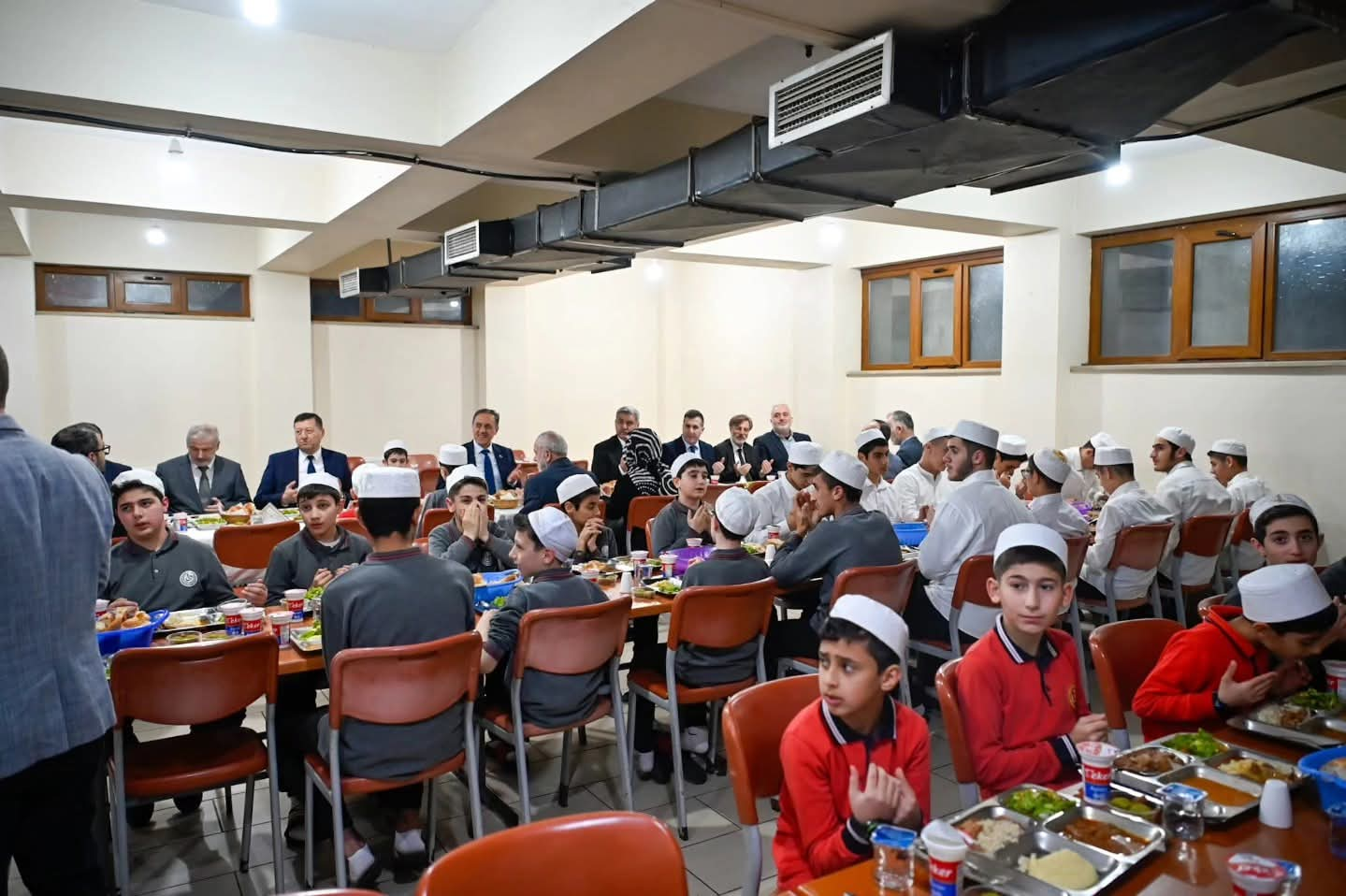 Adalı Hafız Ahmet Hızal Erkek Yatılı Kur’an Kursu’nda Anlamlı İftar Buluşması 4 Adalı Hafız Ahmet Hızal Erkek Yatılı Kur’an Kursu’nda Anlamlı İftar Buluşması