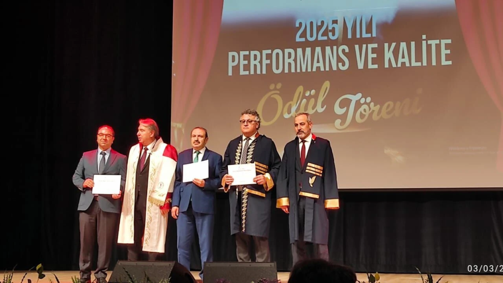 Yalova Üniversitesi’nde “Yılın İdari Lideri” Ödülü Muhlis Yavuz’a Verildi