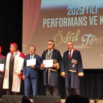 Yalova Üniversitesi’nde “Yılın İdari Lideri” Ödülü Muhlis Yavuz’a Verildi