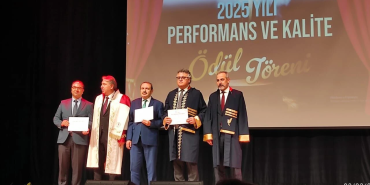 Yalova Üniversitesi’nde “Yılın İdari Lideri” Ödülü Muhlis Yavuz’a Verildi