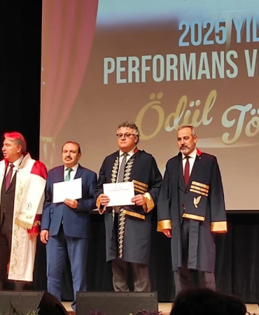 Yalova Üniversitesi’nde “Yılın İdari Lideri” Ödülü Muhlis Yavuz’a Verildi