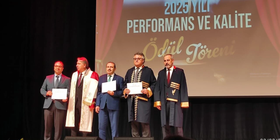 Yalova Üniversitesi’nde “Yılın İdari Lideri” Ödülü Muhlis Yavuz’a Verildi