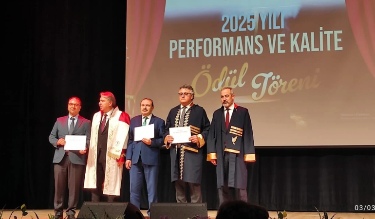 Yalova Üniversitesi’nde “Yılın İdari Lideri” Ödülü Muhlis Yavuz’a Verildi