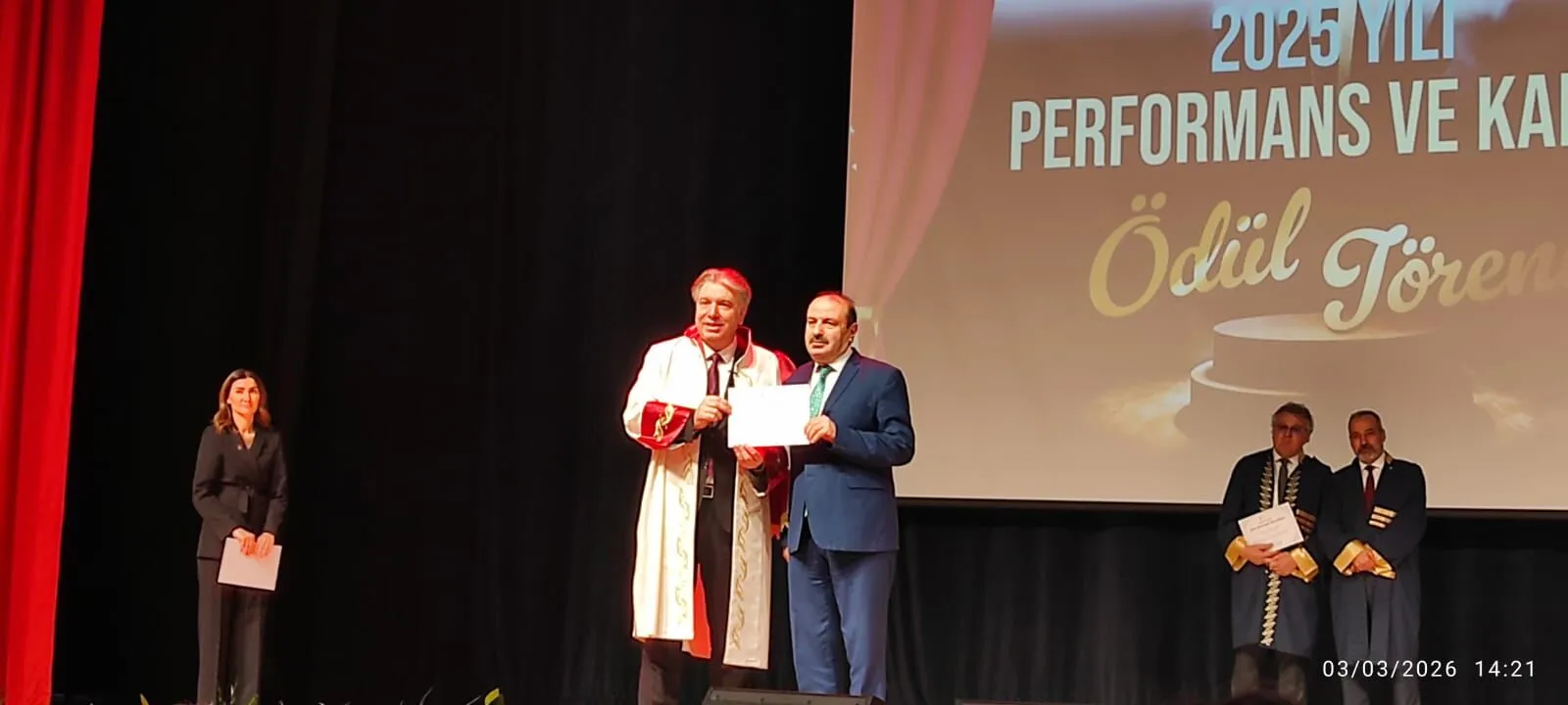 Yalova Üniversitesi’nde “Yılın İdari Lideri” Ödülü Muhlis Yavuz’a Verildi