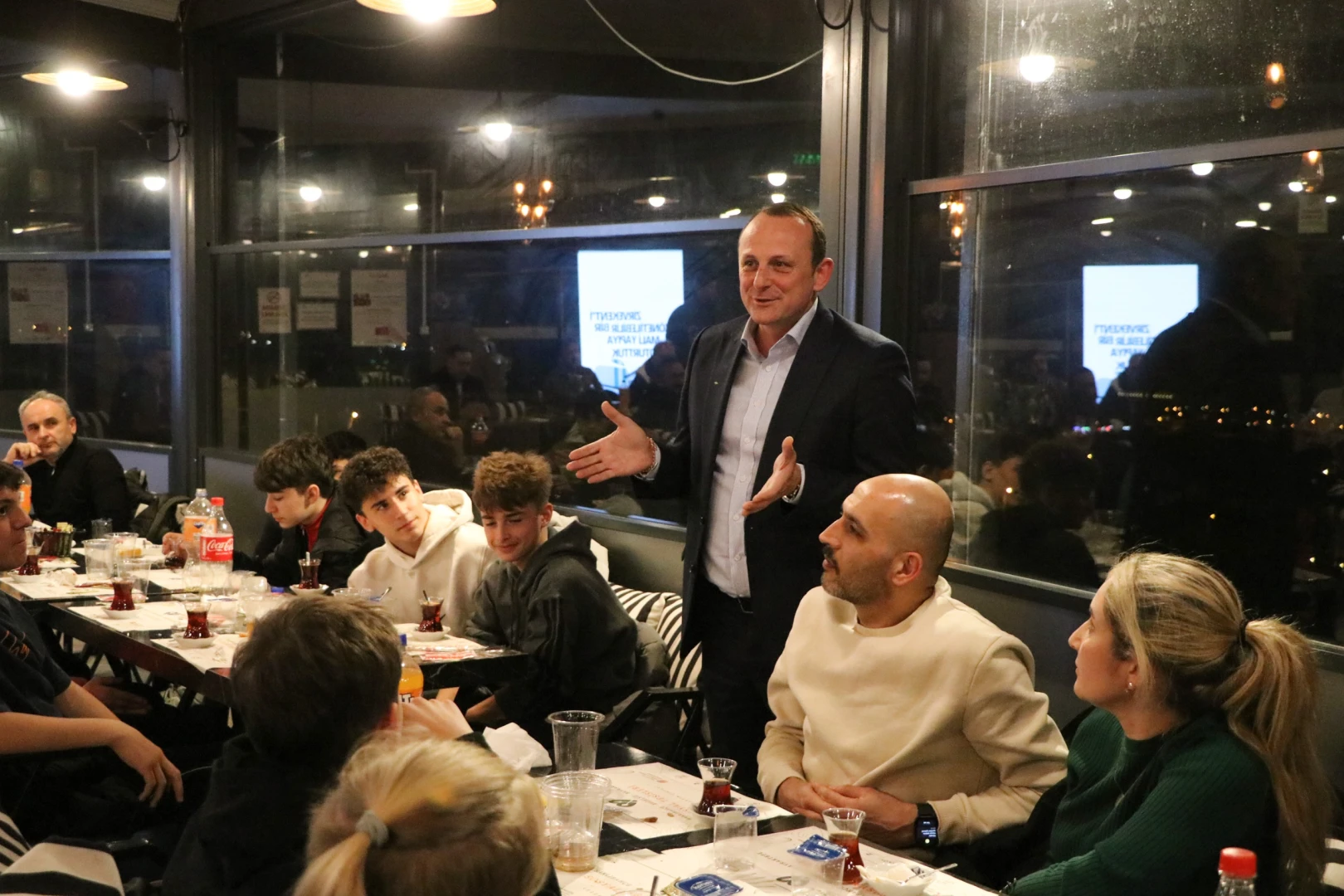 BAŞKAN YELE ŞAMPİYON U-14’LERLE İFTARDA BULUŞTU