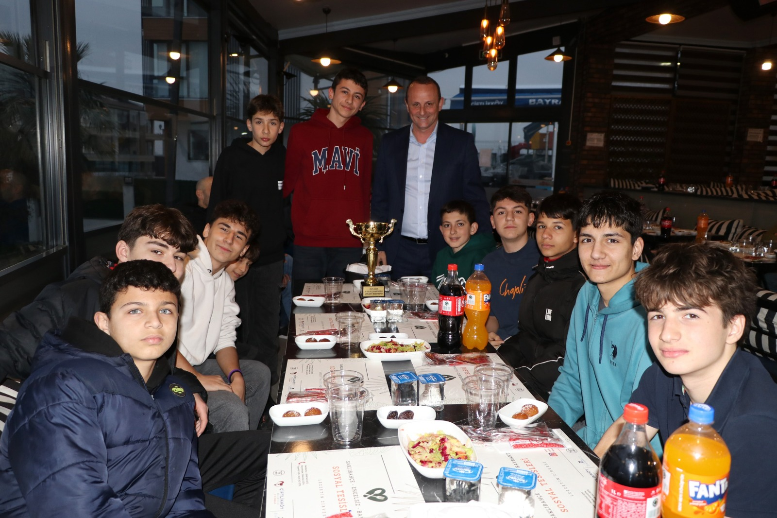 BAŞKAN YELE ŞAMPİYON U-14’LERLE İFTARDA BULUŞTU