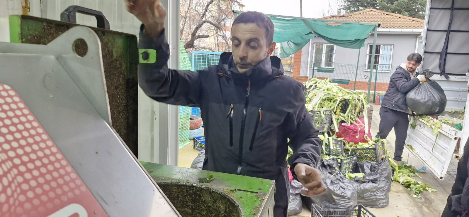 Çınarcık’ta Pazar Atıkları Gübreye Dönüşüyor: Organik Atıklar Toprağa Can Olacak 1 Çınarcık’ta Pazar Atıkları Gübreye Dönüşüyor: Organik Atıklar Toprağa Can Olacak