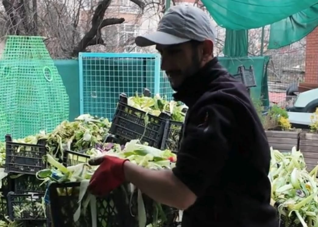Çınarcık’ta Pazar Atıkları Gübreye Dönüşüyor: Organik Atıklar Toprağa Can Olacak 5 Çınarcık’ta Pazar Atıkları Gübreye Dönüşüyor: Organik Atıklar Toprağa Can Olacak