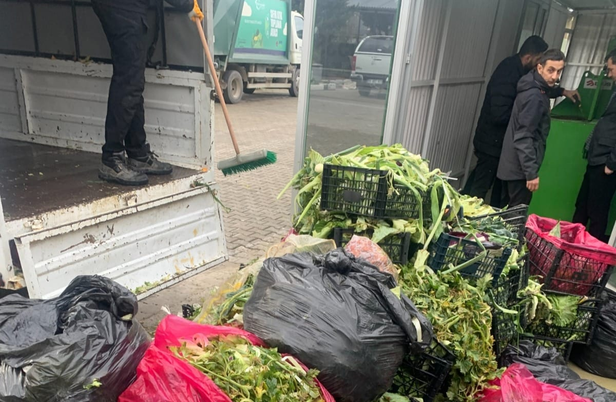 Çınarcık’ta Pazar Atıkları Gübreye Dönüşüyor: Organik Atıklar Toprağa Can Olacak 6 Çınarcık’ta Pazar Atıkları Gübreye Dönüşüyor: Organik Atıklar Toprağa Can Olacak