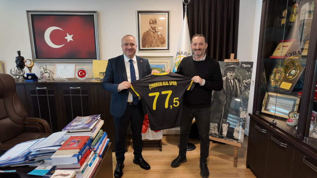 Çınarcık’ta Spor ve Sağlık İçin İki Önemli Adım: Başkan Avni Kurt Taraftar Formasıyla Onurlandırıldı