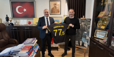 Çınarcık’ta Spor ve Sağlık İçin İki Önemli Adım: Başkan Avni Kurt Taraftar Formasıyla Onurlandırıldı