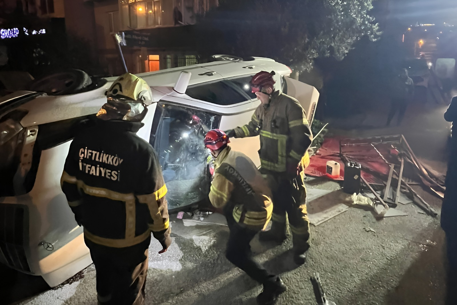 ÇİFTLİKKÖY İTFAİYESİ DEVRİLEN ARACA MÜDAHALE ETTİ