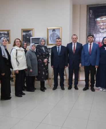 ÇİFTLİKKÖY’DE DÜNYA KADINLAR GÜNÜ SERGİSİ SANATSEVERLERLE BULUŞTU