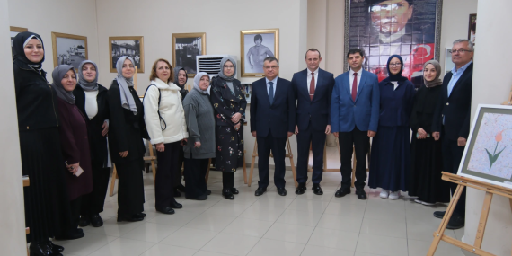 ÇİFTLİKKÖY’DE DÜNYA KADINLAR GÜNÜ SERGİSİ SANATSEVERLERLE BULUŞTU