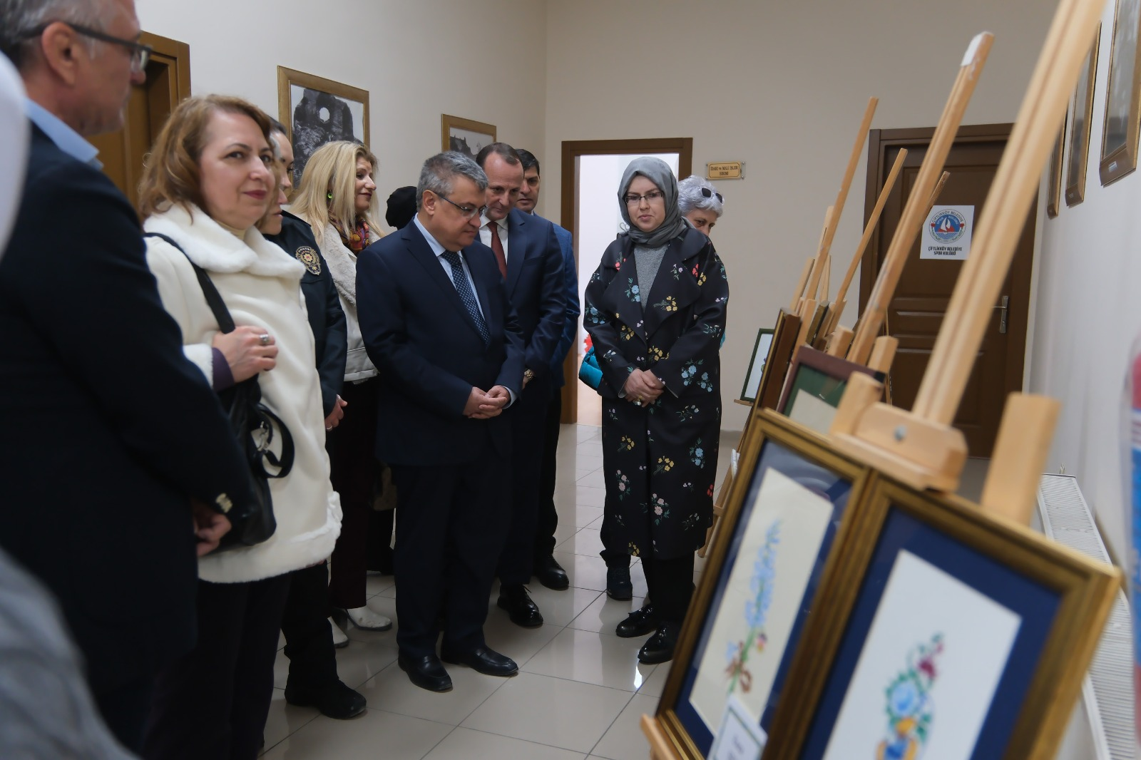 ÇİFTLİKKÖY’DE DÜNYA KADINLAR GÜNÜ SERGİSİ SANATSEVERLERLE BULUŞTU