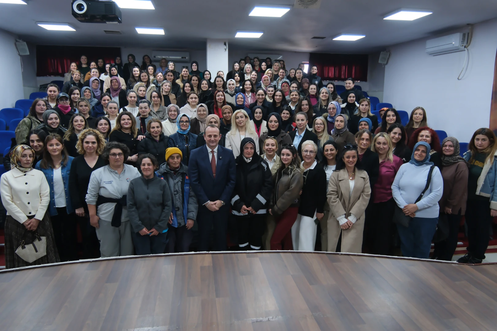 BAŞKAN YELE KADIN ÇALIŞANLARININ GÜNÜNÜ KUTLADI