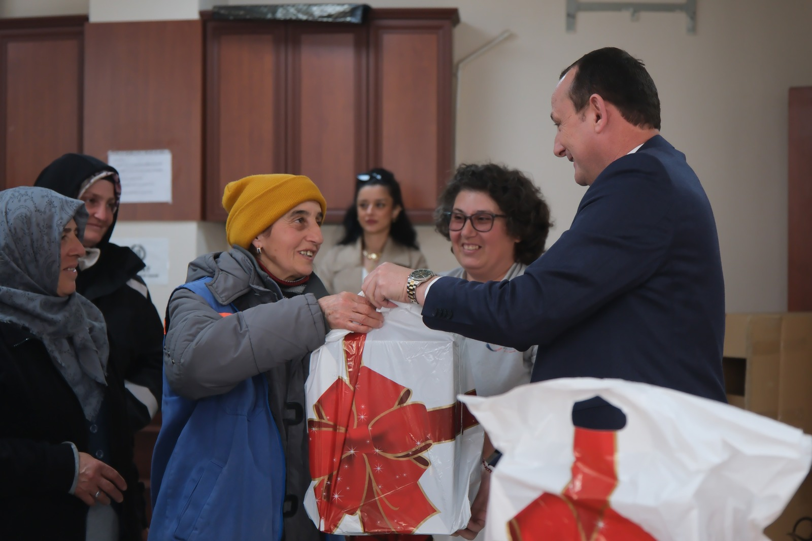 BAŞKAN YELE KADIN ÇALIŞANLARININ GÜNÜNÜ KUTLADI