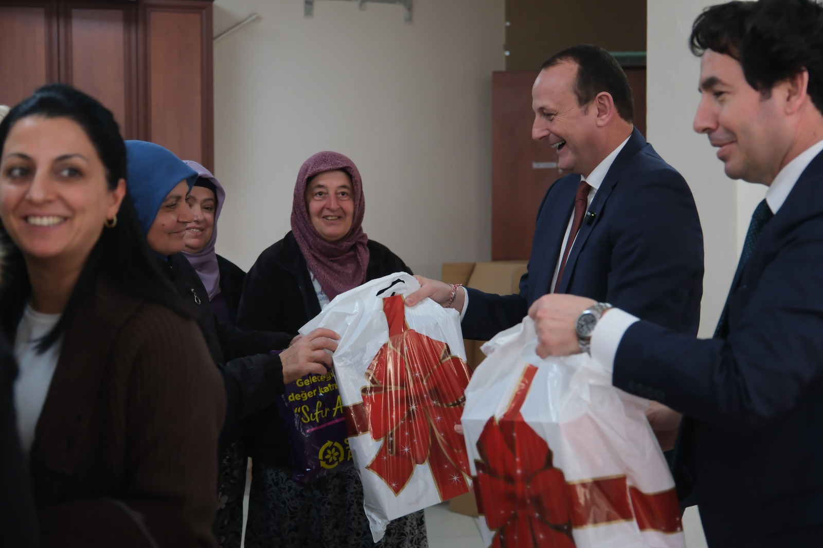 BAŞKAN YELE KADIN ÇALIŞANLARININ GÜNÜNÜ KUTLADI