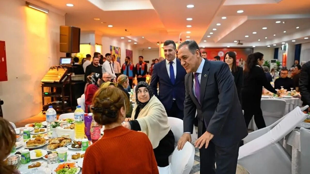 Yalova Valisi Ahmet Hamdi Usta, Çocuklar ve Aileleriyle İftar Sofrasında Buluştu