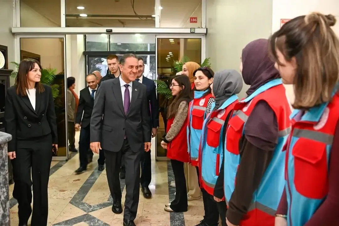 Yalova Valisi Ahmet Hamdi Usta, Çocuklar ve Aileleriyle İftar Sofrasında Buluştu