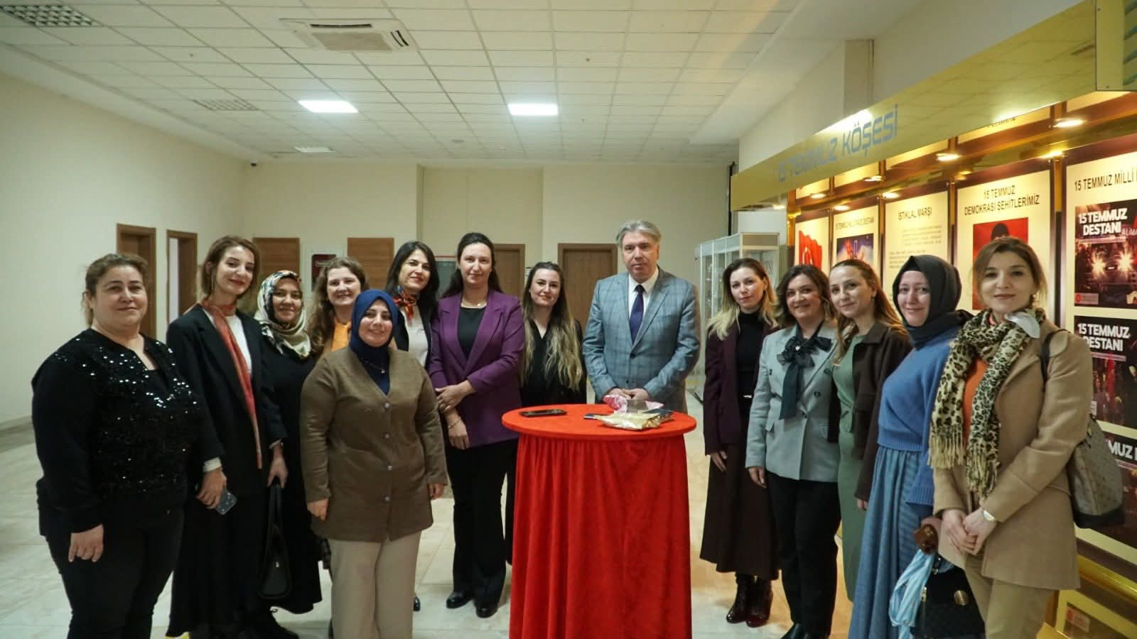 Üniversitede 8 Mart Dünya Kadınlar Günü Buluşması: Kadınların Katkıları Vurgulandı