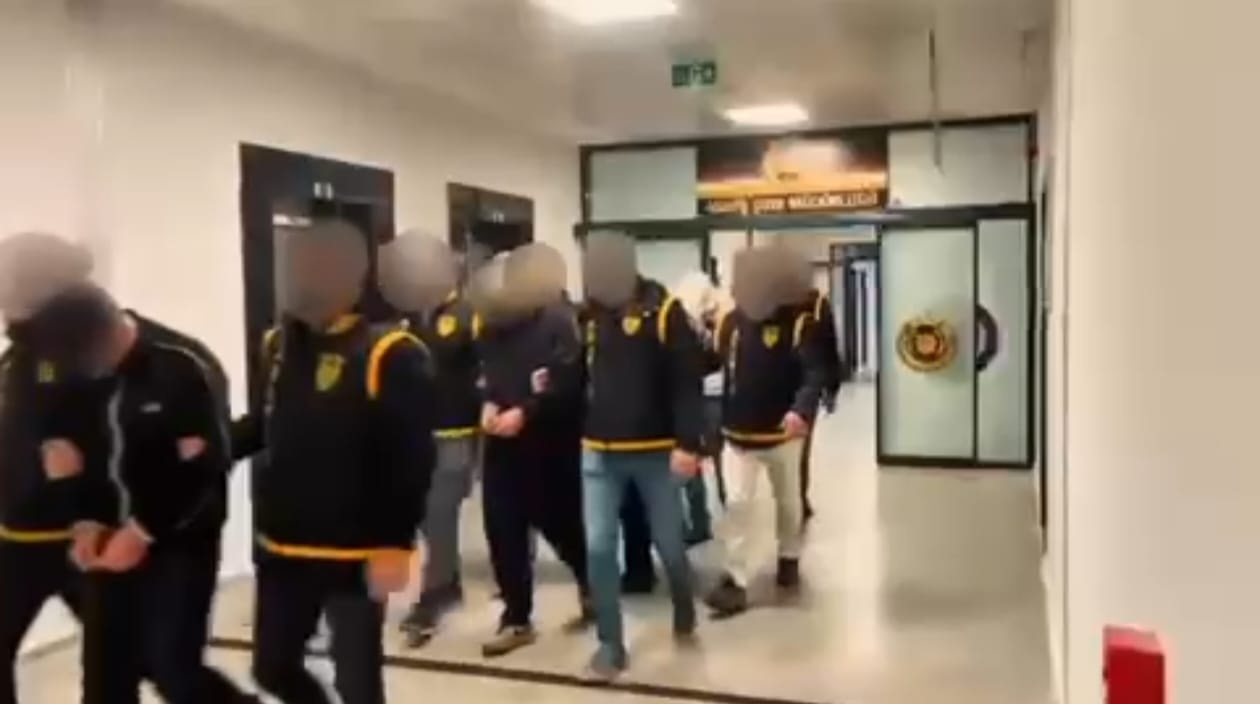 Yalova’da “Polis-Savcı” Dolandırıcılığı Çetesi Çökertildi: 6 Şüpheli Yakalandı 4 Yalova’da “Polis-Savcı” Dolandırıcılığı Çetesi Çökertildi: 6 Şüpheli Yakalandı