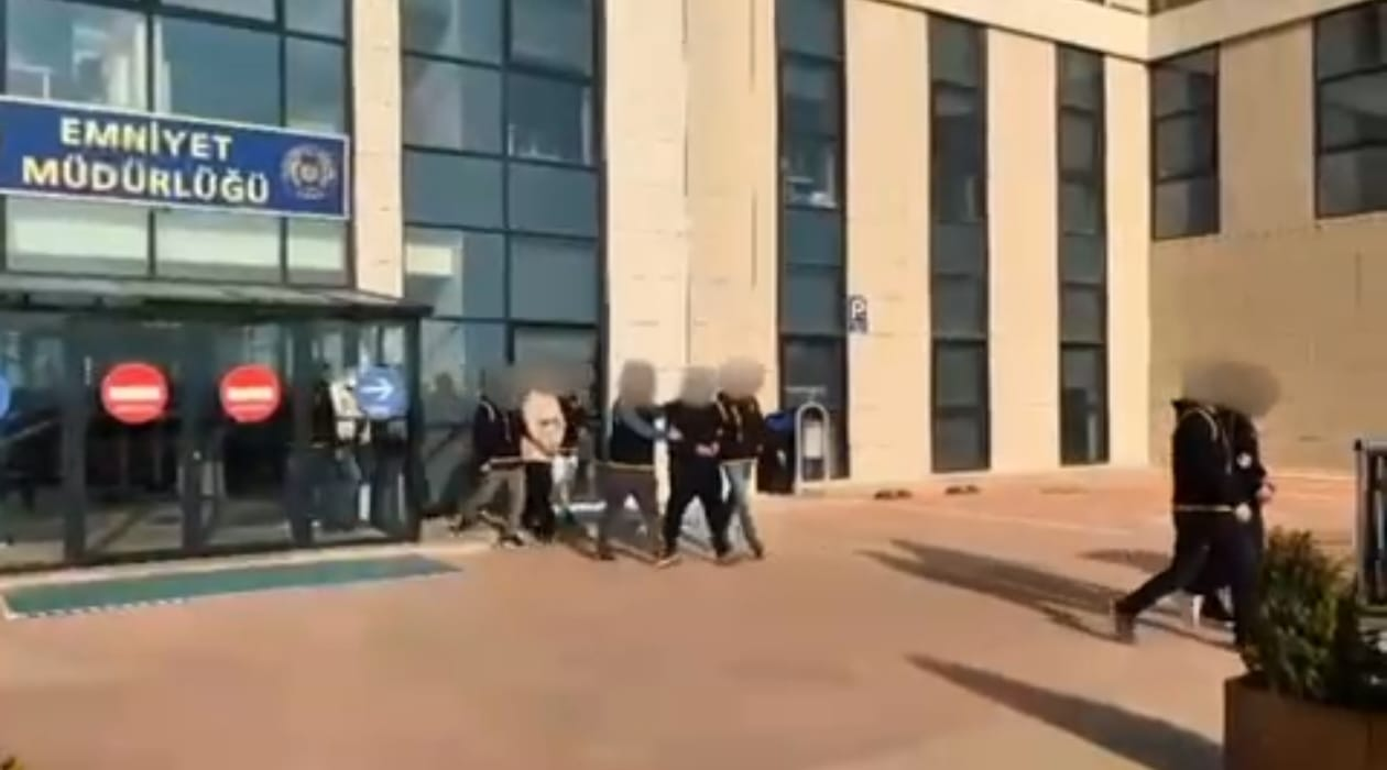 Yalova’da “Polis-Savcı” Dolandırıcılığı Çetesi Çökertildi: 6 Şüpheli Yakalandı 5 Yalova’da “Polis-Savcı” Dolandırıcılığı Çetesi Çökertildi: 6 Şüpheli Yakalandı