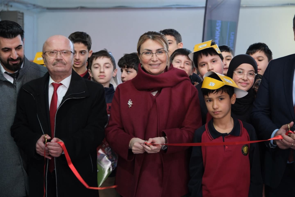 Altınova’da Kitap Günleri Kapılarını Açtı: Başkan Yasemin Fazlaca Öğrencilerle Buluştu