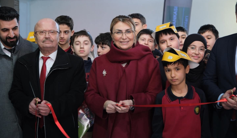 Altınova’da Kitap Günleri Kapılarını Açtı: Başkan Yasemin Fazlaca Öğrencilerle Buluştu