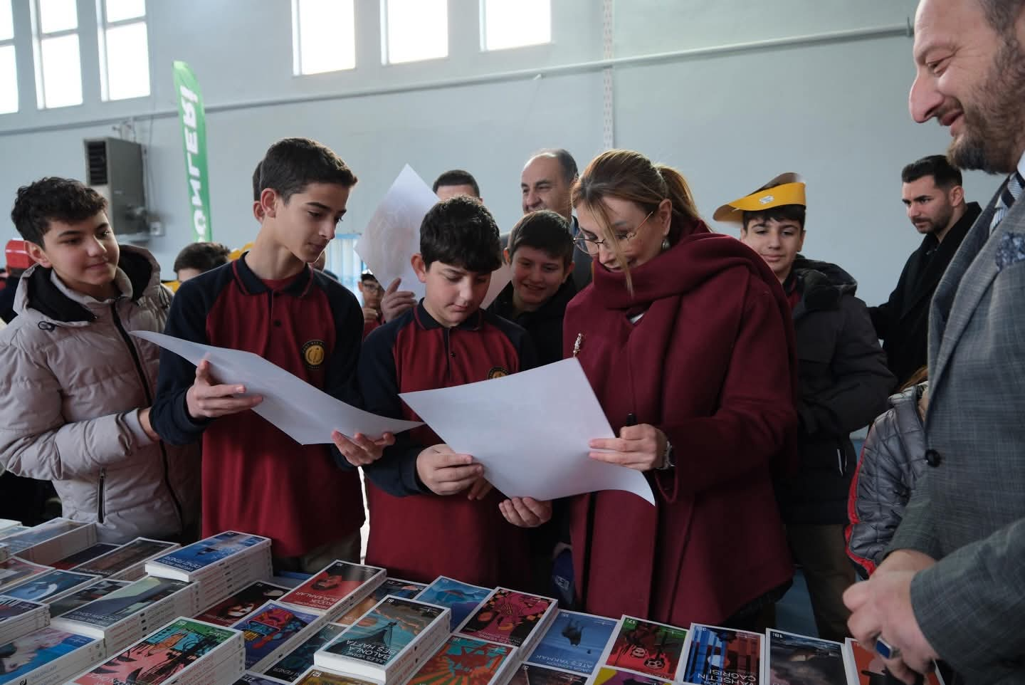 Altınova’da Kitap Günleri Kapılarını Açtı: Başkan Yasemin Fazlaca Öğrencilerle Buluştu