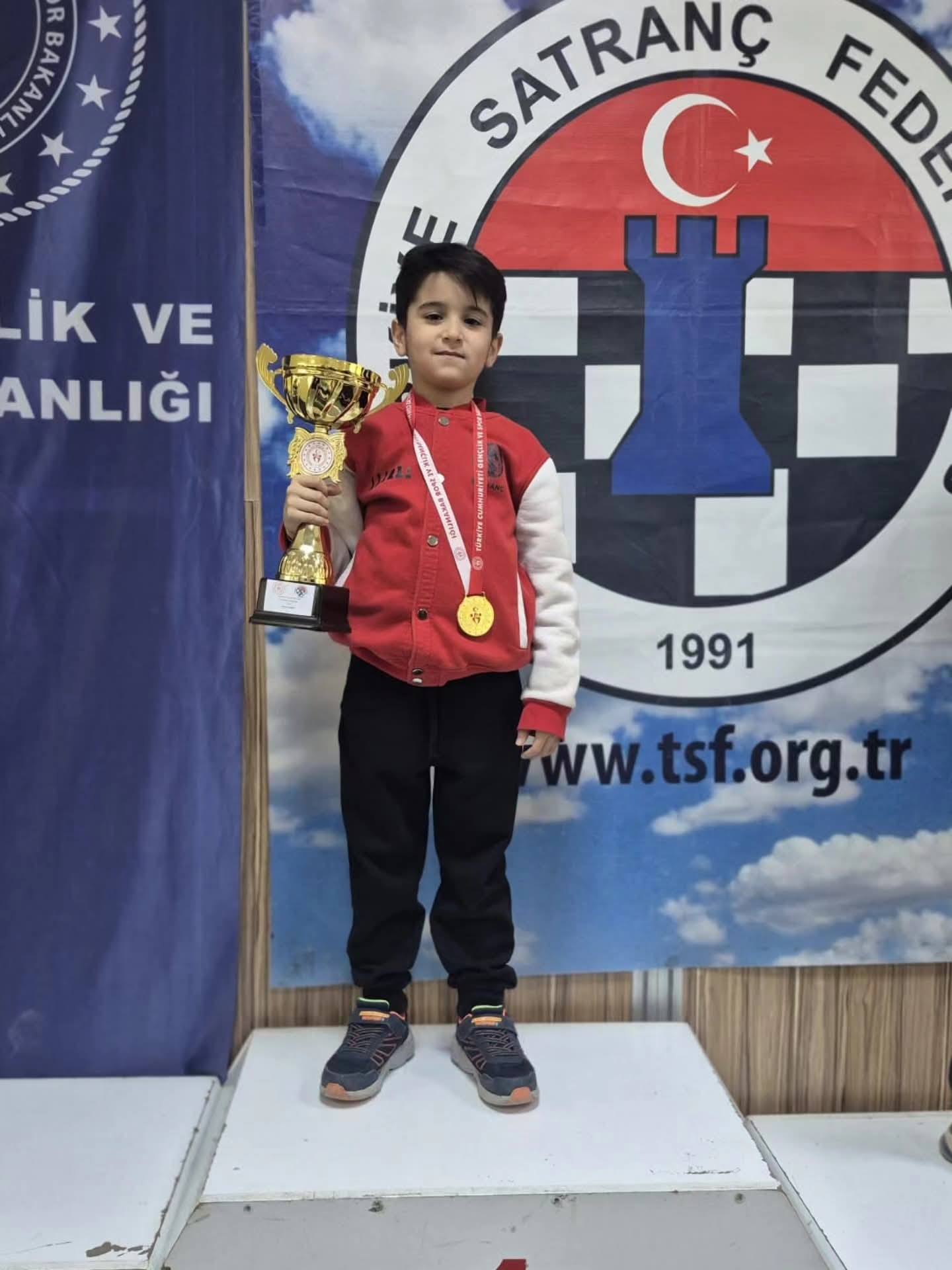 Yalova Uzmanlar Koleji’nden Satrançta Büyük Başarı: Mustafa Kerem İl Birincisi Oldu