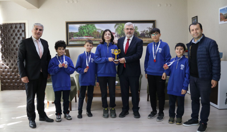 Yalovalı Öğrencilerden Büyük Başarı: TET Robot Takımı FLL Eskişehir Turnuvasında Birinci Oldu