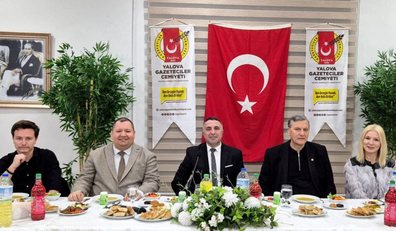 Yalova Gazeteciler Cemiyeti İftar Sofrasında Buluştu: Geleneksel Buluşma Dayanışmayı Güçlendirdi 6 Yalova Gazeteciler Cemiyeti İftar Sofrasında Buluştu: Geleneksel Buluşma Dayanışmayı Güçlendirdi